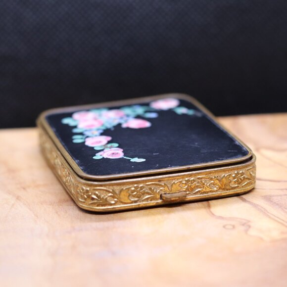 Rare Vintage Foster Black Enamel Compact with Pink Roses & Gold-Tone Etched Edge - Picture 5 of 13